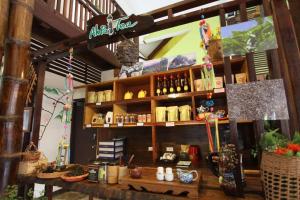 ein Geschäft mit einem Regal mit Gegenständen darauf in der Unterkunft Phumanee Home Hotel in Fang