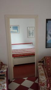 ラパッロにあるAppartamento Beautiful Panoramaのベッドルーム1室(ベッド1台付)