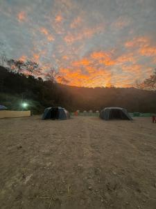 Η ανατολή ή δύση του ηλίου όπως φαίνεται από αυτό το θέρετρο ή από εκεί κοντά +3 φωτογραφίες