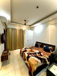 een slaapkamer met een groot bed en een bank bij luxury studio sector 74 in Noida