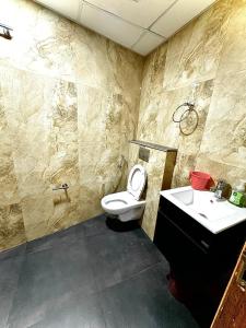 een badkamer met toilet en wastafel bij luxury studio sector 74 in Noida
