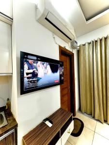 een flatscreen-tv aan een muur in een kamer bij luxury studio sector 74 in Noida +3 foto's