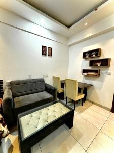 een woonkamer met een bank en een tafel bij luxury studio sector 74 in Noida