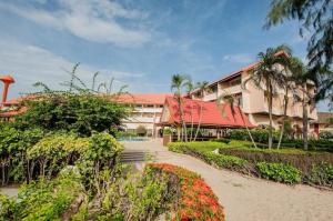 a resort with palm trees and a building at Haad Kaew Resort in Ban Nong Phak Kachet