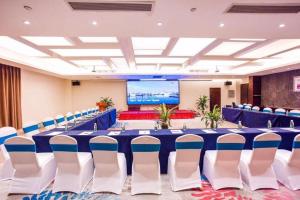ein Konferenzraum mit einem langen Tisch und Stühlen in der Unterkunft Poly Phoenix Hotel in Sanya + 291 Fotos