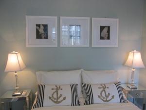 1 dormitorio con 1 cama con 3 cuadros en la pared en Ocean Breeze, en Miami Beach