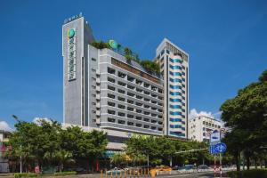 a tall building with a tree on top of it at City Comfort Inn Liuzhou Diwang North Station in Liuzhou