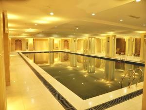 una grande piscina in un grande edificio di Country Garden Phoenix Hotel Huangshan a Huangshan