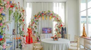 a room with a white table and an arch with flowers at Horison Nindya Semarang in Alastuwo +182 photos
