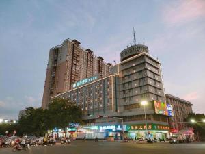 a large building with people in front of it at City Comfort Inn Guigang Tangren Street in Guigang