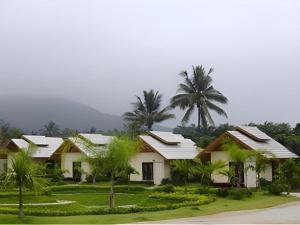 ein Haus mit Solarzellen auf dem Dach in der Unterkunft Pangsarapee Resort in Ban Bo Nam Khao