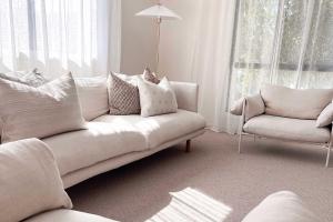 Гостиная зона в Luxury 3-Bed Family Retreat Office Kayaks & Yard