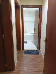 Ένα μπάνιο στο Splendid 3-Bedroom Apartment near Buhaira Corniche