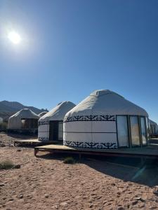 zwei Kuppeln, die auf Paletten in der Wüste stehen in der Unterkunft Oimo Tash Yurt Camp in Kaji-Say