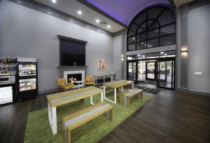 un salon avec des bancs et une cheminée dans l'établissement Spark by Hilton Amarillo East, à Amarillo