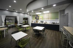 un restaurant avec des tables, des chaises et un comptoir dans l'établissement Spark by Hilton Amarillo East, à Amarillo