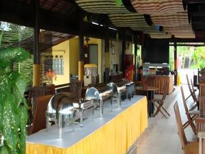 a restaurant with a row of silver chairs at Wonua Monapa Hotel Resort in Embeipua