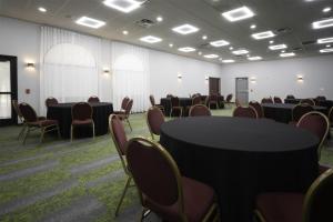 une salle de conférence avec des tables et des chaises dans l'établissement Spark by Hilton Amarillo East, à Amarillo 113 autres photos