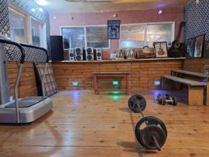 Cette chambre dispose d'une salle de sport avec des poids et du parquet. dans l'établissement Gopi Homestay & Restaurant - Jim Corbett, à Tota Ām