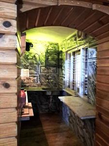 une pièce avec un mur en pierre et un banc à l'intérieur dans l'établissement Gopi Homestay & Restaurant - Jim Corbett, à Tota Ām