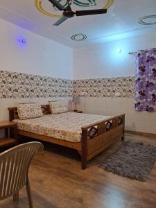 une chambre avec un lit en bois dans une pièce dans l'établissement Gopi Homestay & Restaurant - Jim Corbett, à Tota Ām