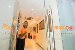 Επισκέπτες που μένουν στο Front One Hotel Jayapura