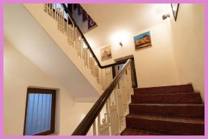 - un escalier dans une maison avec une fenêtre dans l'établissement VIP Lane MC Palace Resort - Air Conditioning Room # Best PREMIE LOCATION - Chakra Tirtha Road, Puri, à Purî