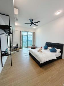 Ένα ή περισσότερα κρεβάτια σε δωμάτιο στο Home By Sea Bay Suites 33