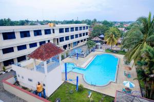 eine Luftaufnahme eines Hotels mit Swimmingpool in der Unterkunft Hakmaz Taba Syariah Hotel in Tabahpingin