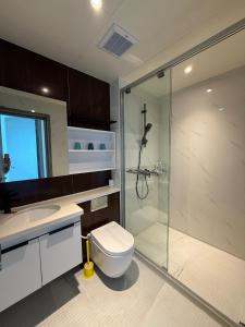 Ένα μπάνιο στο Home By Sea Bay Suites 33