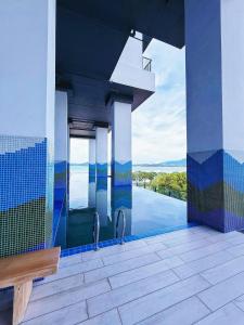 Πισίνα στο ή κοντά στο Home By Sea Bay Suites 33