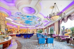 a dining room with a painting of clouds on the ceiling at Country Garden Phoenix Hotel Chizhou Jiuhua Mountain in Chizhou