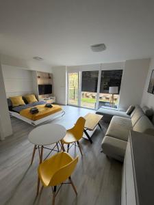 ein Wohnzimmer mit einer Couch und einem Bett in der Unterkunft Ubytování Javorská in Železná Ruda