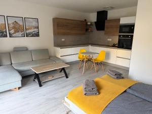 ein Zimmer mit einem Bett, einer Couch und einem Tisch in der Unterkunft Ubytování Javorská in Železná Ruda + 7 Fotos