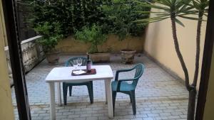 un patio con mesa y 2 sillas en Hotel Del Sole, en Milán
