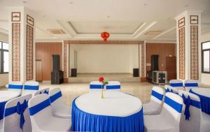 ein Raum mit einem Tisch und Stühlen in einem Raum in der Unterkunft Doan Gia Resort in Cừ Lạc + 230 Fotos