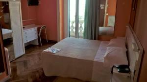 1 dormitorio con 1 cama grande y espejo en Hotel Del Sole, en Milán