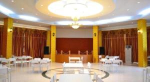 ein Bankettsaal mit weißen Tischen und weißen Stühlen in der Unterkunft Lomdao Resort in Ban Khao San + 159 Fotos