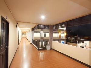 einen leeren Flur eines Hauses mit Küche in der Unterkunft MT Place in Sakon Nakhon