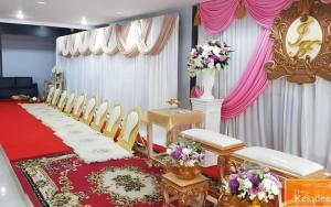 ein Bankett-Set mit Stühlen und Blumen in der Unterkunft The Residence Prachinburi in Si Maha Phot