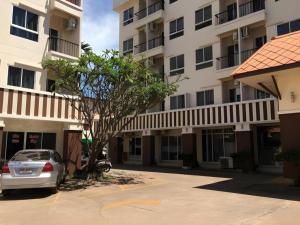 ein Auto, das auf einem Parkplatz vor einem Gebäude geparkt ist in der Unterkunft The Residence Prachinburi in Si Maha Phot