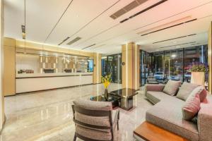 ein Wohnzimmer mit Sofa und Tisch in der Unterkunft City Comfort Inn Shantou Jinhu Road Branch in Changxiacun