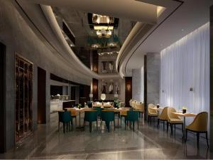 a restaurant with tables and chairs in a room at Jinjiang Metropolo Hotel - Taiyuan Economic Development Zone in Taiyuan