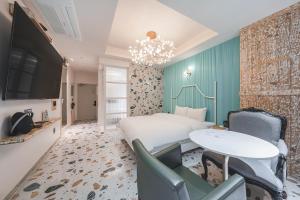 ein Hotelzimmer mit einem Bett und einem Tisch und Stühlen in der Unterkunft Daegu February Hotel Lions Park in Daegu + 93 Fotos