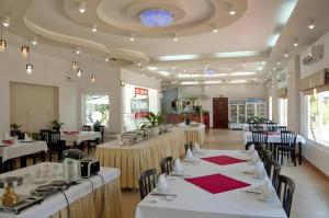 ein Esszimmer mit Tischen und Stühlen in einem Raum in der Unterkunft Sao Mai Phu My Resort in Phú Mỹ