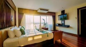 une chambre d'hôtel avec un lit et une fenêtre dans l'établissement LANDMARK NAKHONPHANOM HOTEL, à Nakhon Phanom