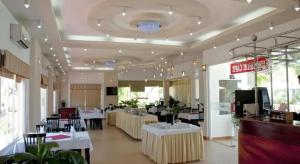 ein Restaurant mit Tischen und Stühlen in einem Raum in der Unterkunft Sao Mai Phu My Resort in Phú Mỹ