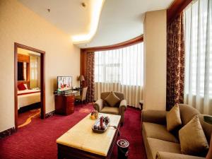 TV a/nebo společenská místnost v ubytování Shenzhen Hongfeng Hotel (Luohu Branch)