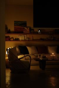 un salon avec un canapé et une table dans l'établissement The 37Villa Phan Thiet by 89living, à Phan Thiết