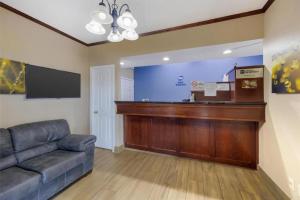 ein Gerichtssaal mit einer Couch und einem Podium in einem Raum in der Unterkunft Best Western Fairwinds Inn in Cullman